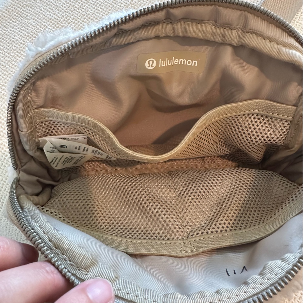 Lululemon Everywhere Fleece Cream Crossbody Bag - Picture 3 of 4